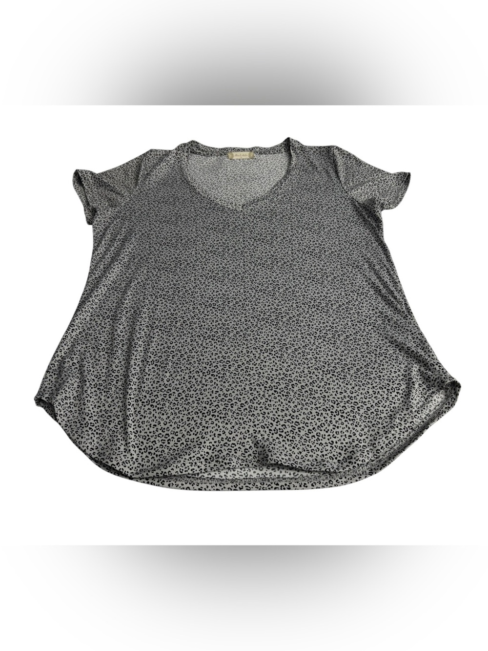 Ladies Altar’d State Medium V-Neck Short Sleeve Leopard Print Women’s Top - Gray